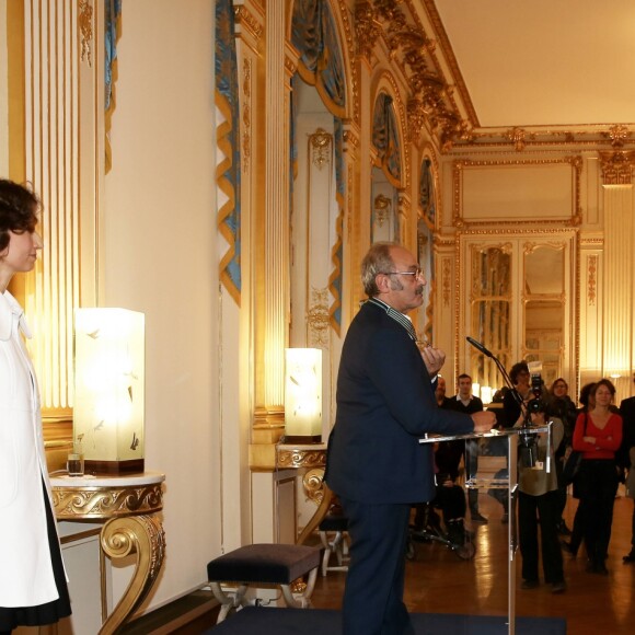 Audrey Azoulay et Louis Chedid - Audrey Azoulay a fait commandeur de l'Ordre des Arts et des Lettres Louis Chedid dans le salon du ministère de la Culture à Paris, le 25 Octobre 2016. © Dominique Jacovides/Bestimage