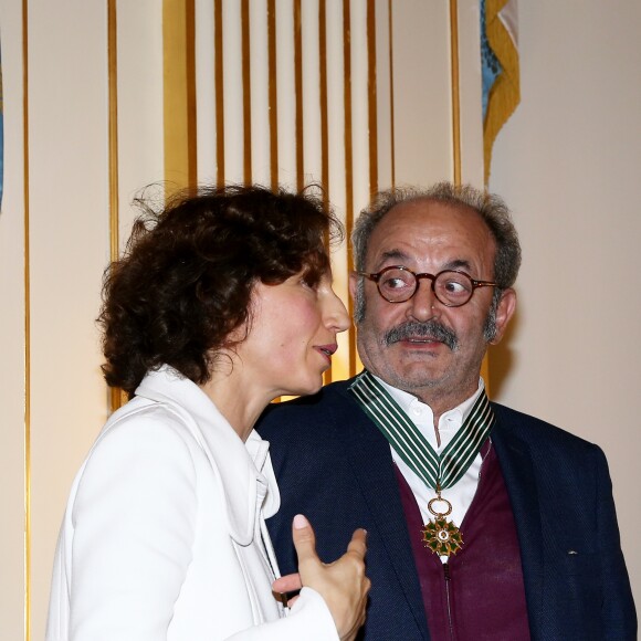 Audrey Azoulay et Louis Chedid - Audrey Azoulay a fait commandeur de l'Ordre des Arts et des Lettres Louis Chedid dans le salon du ministère de la Culture à Paris, le 25 Octobre 2016. © Dominique Jacovides/Bestimage