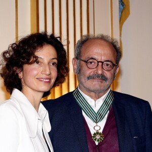 Audrey Azoulay et Louis Chedid - Audrey Azoulay a fait commandeur de l'Ordre des Arts et des Lettres Louis Chedid dans le salon du ministère de la Culture à Paris, le 25 Octobre 2016. © Dominique Jacovides/Bestimage