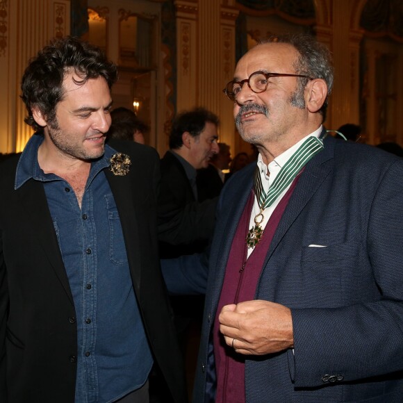 M (Matthieu Chedid) et son père Louis Chedid - Audrey Azoulay a fait commandeur de l'Ordre des Arts et des Lettres Louis Chedid dans le salon du ministère de la Culture à Paris, le 25 Octobre 2016. © Dominique Jacovides/Bestimage