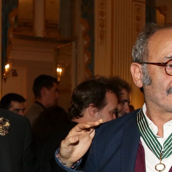 M (Matthieu Chedid) et son père Louis Chedid - Audrey Azoulay a fait commandeur de l'Ordre des Arts et des Lettres Louis Chedid dans le salon du ministère de la Culture à Paris, le 25 Octobre 2016. © Dominique Jacovides/Bestimage