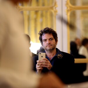 Le chanteur M (Matthieu Chedid) - Audrey Azoulay a fait commandeur de l'Ordre des Arts et des Lettres Louis Chedid dans le salon du ministère de la Culture à Paris, le 25 Octobre 2016. © Dominique Jacovides/Bestimage