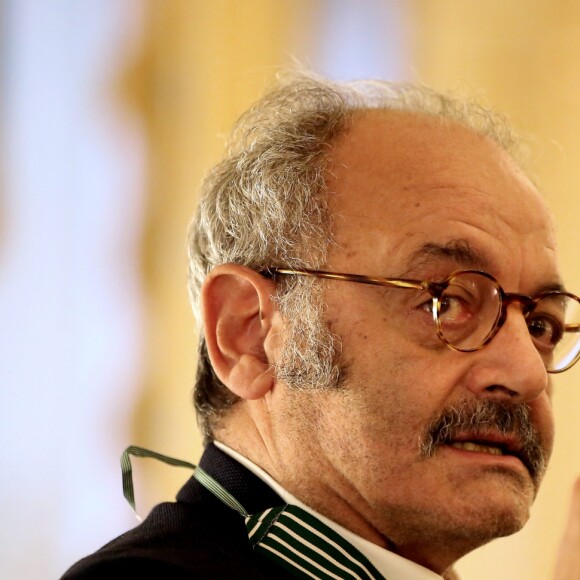 Louis Chedid - Audrey Azoulay a fait commandeur de l'Ordre des Arts et des Lettres Louis Chedid dans le salon du ministère de la Culture à Paris, le 25 Octobre 2016. © Dominique Jacovides/Bestimage