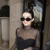 Semi-exclusif - Kendall Jenner quitte l'hôtel George V à Paris le 2 octobre 2016. Semi-exclusive - Kendall Jenner left the George V Hotel in Paris , France on October 2nd, 2016.02/10/2016 -