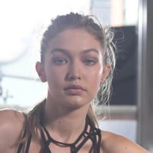 La nouvelle ambassadrice de Reebok, Gigi Hadid figure sur la campagne "Be More Human", elle pose en boxeuse sexy pour Reebok. Elle s'inscrit ainsi dans le mouvement baptisé Perfect Never, qui célèbre la beauté de l'imperfection.