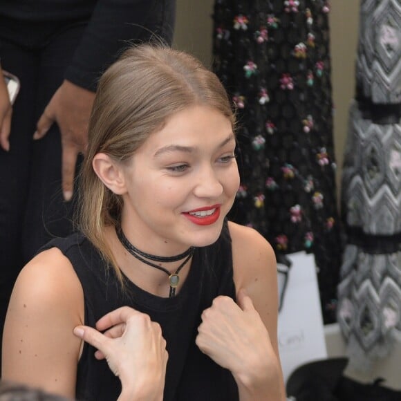 Exclusif - Gigi Hadid en backstage du défilé Giambattista Valli prêt à porter collection printemps été 2017 à Paris le 3 octobre 2016. Exclusive - For Germany please call for price. No Web No Blog en Suisse / Belgique Model Gigi Hadid at the backstage of Giambatista Valli's fashion show RTW spring summer 2017 in Paris on october 3rd 201603/10/2016 - Paris