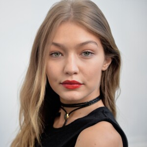 Exclusif - Gigi Hadid en backstage du défilé Giambattista Valli prêt à porter collection printemps été 2017 à Paris le 3 octobre 2016.