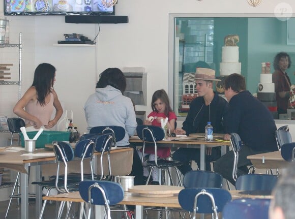 Justin Bieber et sa petite soeur Jazmyn déjeunent avec Kendall Jenner à Beverly Hills, Los Angeles, le 23 avril 2015