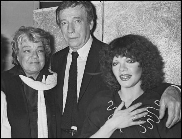 Archives - Catherine Allégret, Yves Montand et Simone Signoret le soir de la première de lapièce "Coupe choux" en 1976.