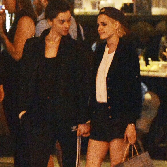 Exclusif - Kristen Stewart et sa nouvelle compagne St. Vincent (Annie Clark) sont allées diner et se promener dans le quartier de East Village à New York. Elles semblent très amoureuses, elles s'embrassent, plaisantent et se tiennent la main. Le 16 octobre 2016