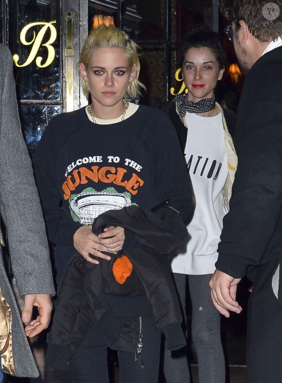 Exclusif - Kristen Stewart à la sortie de l'hôtel The Bowery avec sa petite amie St Vincent et le mannequin Stella Maxwell à New York, le 15 octobre 2016