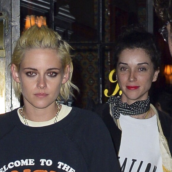 Exclusif - Kristen Stewart à la sortie de l'hôtel The Bowery avec sa petite amie St Vincent et le mannequin Stella Maxwell à New York, le 15 octobre 2016