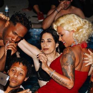 Amber Rose a publié les photos de sa pool-party d'anniversaire sur sa page Instagram. Elle est apparue très proche du danseur Val Chmerkovsky. Photo publiée sur Instagram le 24 octobre 2016