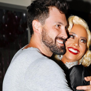 Amber Rose a publié les photos de sa pool-party d'anniversaire sur sa page Instagram. Elle est apparue très proche du danseur Val Chmerkovsky. Elle pose ici avec son frère Maksim, son partenaire de scène dans l'émission Dancing With The Stars Photo publiée sur Instagram le 24 octobre 2016