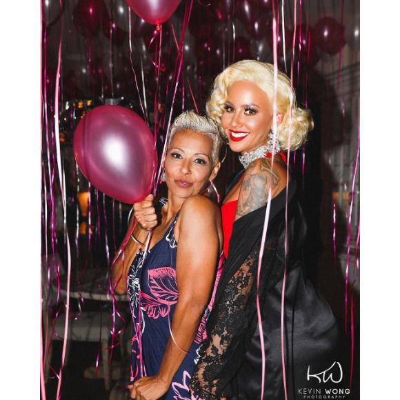 Amber Rose a publié les photos de sa pool-party d'anniversaire sur sa page Instagram. Elle est photographiée ici avec sa mère. Photo publiée sur Instagram le 24 octobre 2016