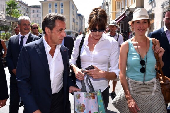 Nicolas Sarkozy avec sa femme Carla Bruni-Sarkozy, et Maud Fontenoy sont dans les rues de Nice après avoir déjeuné au restaurant "La Petite Maison" et avant de rencontrer les élus et les militants du parti Les Républicains au jardin Albert 1er le 19 juillet 2015.