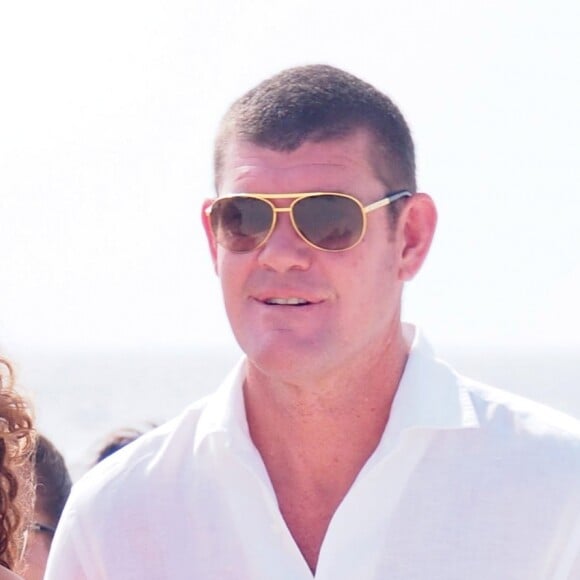 Mariah Carey et James Packer débarquent de l'Arctic le 1er juillet 2015.