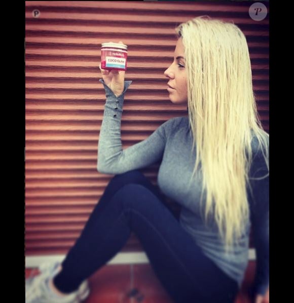 Jessica des "Marseillais" fait la promotion d'un produit de gommage, sur Instagram, octobre 2016