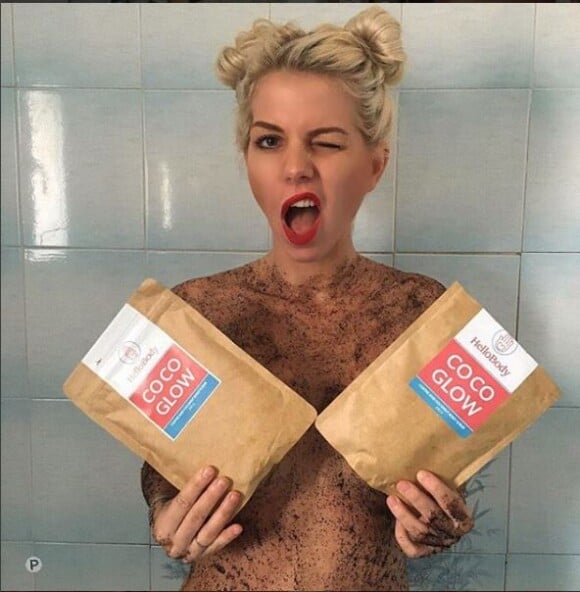 Jessica des "Marseillais" topless pour la promition d'un produit de gommage