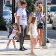 Exclusif - Steven Gerrard, sa femme Alex et leurs filles Lexie, Lilly-Ella et Lourdes vont déjeuner au restaurant avant d'aller faire du shopping à Beverly Hills, le 21 février 2016. La famille s'agrandira en 2017.