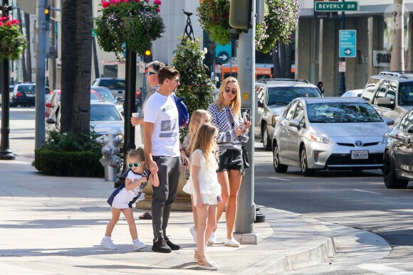Exclusif - Steven Gerrard, sa femme Alex et leurs filles Lexie, Lilly-Ella et Lourdes vont déjeuner au restaurant avant d'aller faire du shopping à Beverly Hills, le 21 février 2016. La famille s'agrandira en 2017.