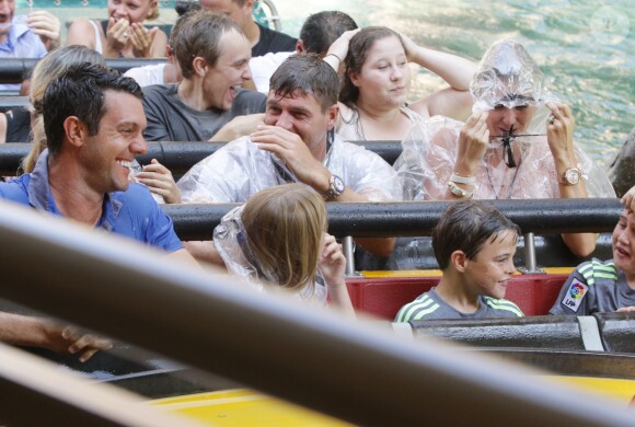 Exclusif - Steven Gerrard avec ses filles Lilly-Ella, Lourdes et Lexie dans un parc d'attractions à Hollywood le 19 août 2015. Le footballeur du LA Galaxy attend avec sa femme un quatrième enfant pour 2017.