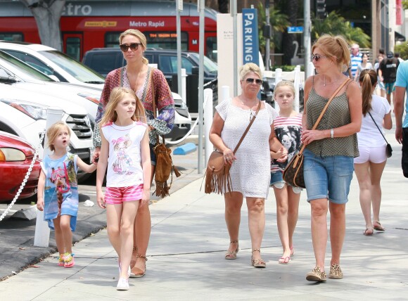 Alex Gerrard, femme de Steven Gerrard, et ses filles Lourdes, Lilly-Ella et Lexie se promènent près de la plage à Santa Monica, le 19 juillet 2015. Un quatrième enfant viendra agrandir la famille en 2017.