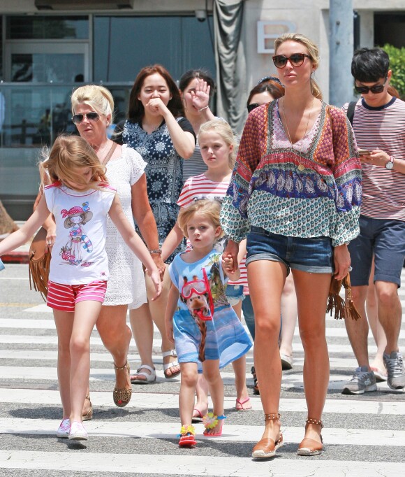 Alex Gerrard, femme de Steven Gerrard, et ses filles Lourdes, Lilly-Ella et Lexie se promènent près de la plage à Santa Monica, le 19 juillet 2015. Un quatrième enfant viendra agrandir la famille en 2017.