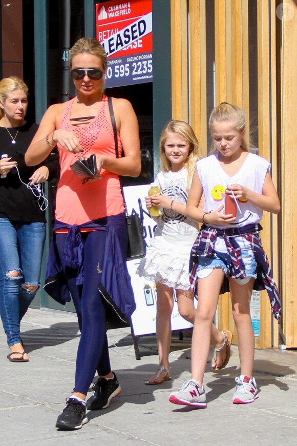 Alex Gerrard avec ses filles Lilly-Ella et Lexie à Beverly Hills en octobre 2015.
