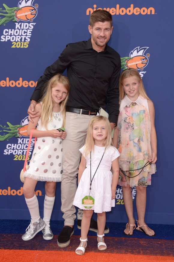 Steven Gerrard avec ses trois filles lors de la cérémonie Nickelodeon Kids' Choice Sports Awards 2015 à Los Angeles le 16 juillet 2015. La famille s'agrandira avec la naissance d'un quatrième enfant en 2017.