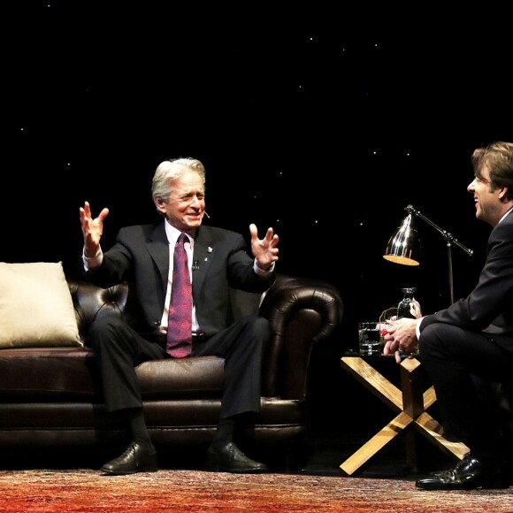 Michael Douglas partage sa passion pour la comédie, la production et l'écriture dans une interview sur scène "An Evening with Michael Douglas" avec Jonathan Ross, au théâtre Drury Lane de Londres, Royaume Uni, le dimanche 30 Octobre 2016.