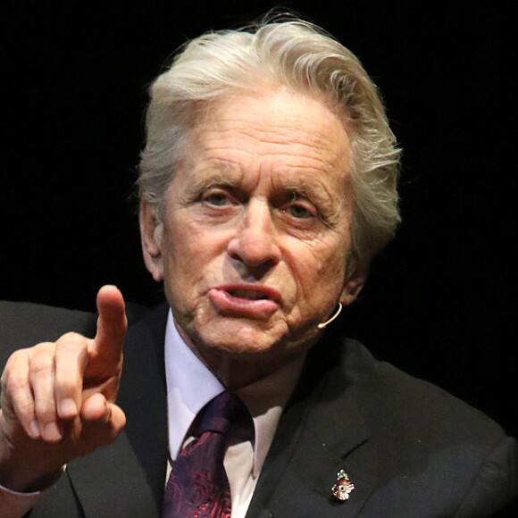 Michael Douglas dans une interview sur scène "An Evening with Michael Douglas" avec Jonathan Ross, au théâtre Drury Lane de Londres, Royaume Uni, le dimanche 30 Octobre 2016.