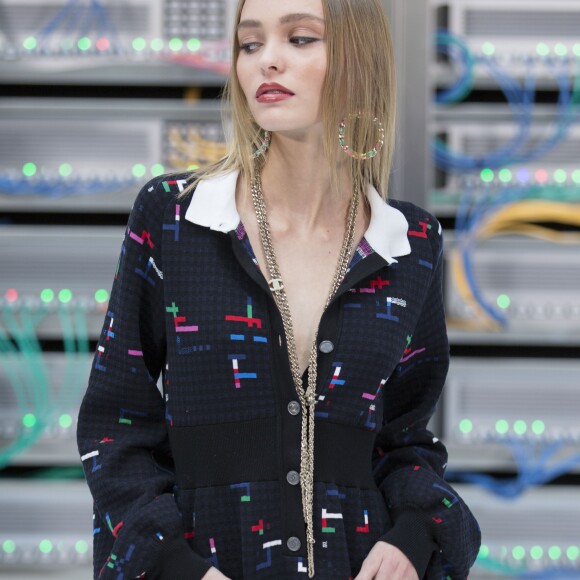 Lily-Rose Depp - People au défilé de mode "Chanel", collection prêt-à-porter Printemps-Eté 2017 au Grand Palais à Paris, le 4 octobre 2016. © Olivier Borde / Bestimage