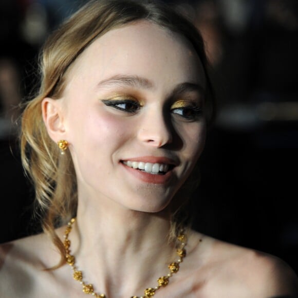 Lily-Rose Depp à la montée des marches du film "I, Daniel Blake" pendant le 69e Festival international du film de Cannes le 13 mai 2016.