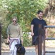 Ashley Olsen promène son chien avec Hayden Slater à Los Angeles le 17 octobre 2016.