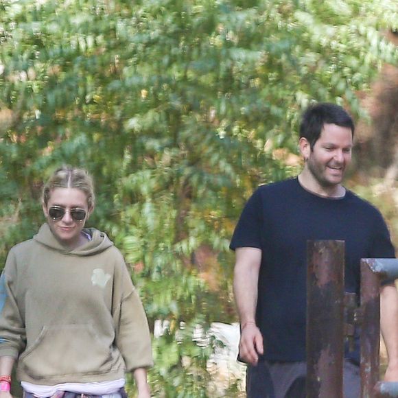 Ashley Olsen promène son chien avec Hayden Slater à Los Angeles le 17 octobre 2016.