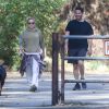 Ashley Olsen promène son chien avec Hayden Slater à Los Angeles le 17 octobre 2016.