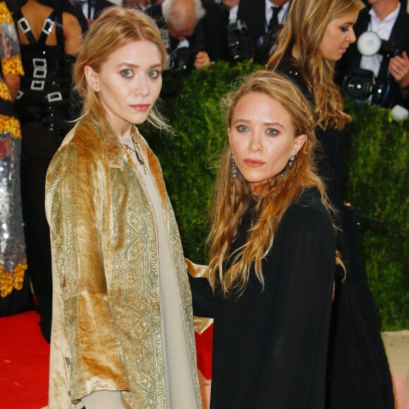 Les jumelles Mary-Kate et Ashley Olsen à la soirée Costume Institute Benefit Gala 2016 (Met Ball) sur le thème de "Manus x Machina" au Metropolitan Museum of Art à New York, le 2 mai 2016.