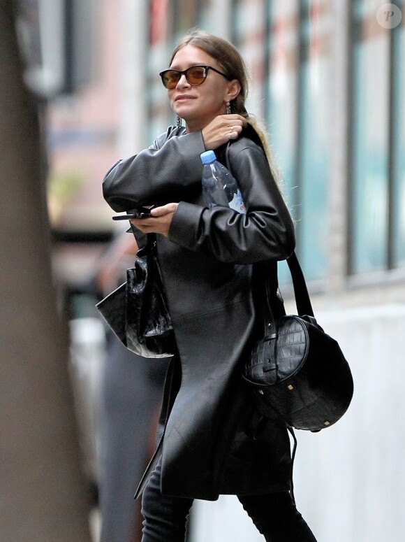 Ashley Olsen sort de ses bureaux à New York, toute de noir vêtue, le 22 septembre 2015.