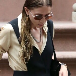 Ashley Olsen quitte son appartement de New York le 30 juillet 2015.