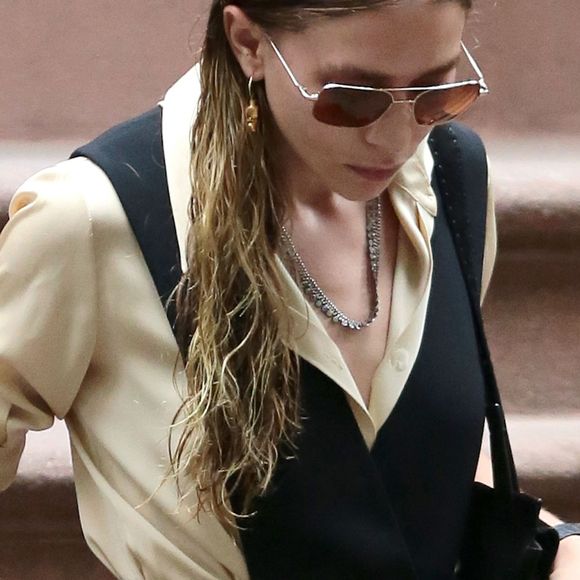 Ashley Olsen quitte son appartement de New York le 30 juillet 2015.