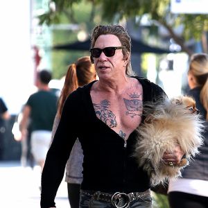 Exclusif - Mickey Rourke dans un look improbable se balade avec son chien dans Los Angeles, Californie, Etats-Unis, le 22 octobre 2016.