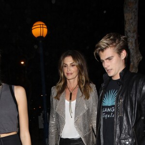 Cindy Crawford, sa fille Kaia et son fils Presley Gerber arrivant au restaurant Delilah à West Hollywood pour les 21 ans de Kendall Jenner le 2 novembre 2016 à Los Angeles