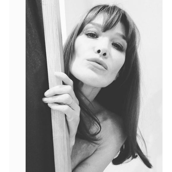 Carla Bruni-Sarkozy souhaite une bonne nuit topless sur Instagram le 2 novembre 2016.