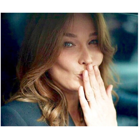 Carla Bruni-Sarkozy célèbre la fin de la Fashion Week de Paris (printemps-été 2017) sur Instagram.