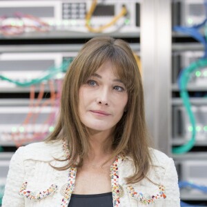 Carla Bruni-Sarkozy assiste au défilé de mode "Chanel", collection prêt-à-porter Printemps-Eté 2017 au Grand Palais à Paris, le 4 octobre 2016.