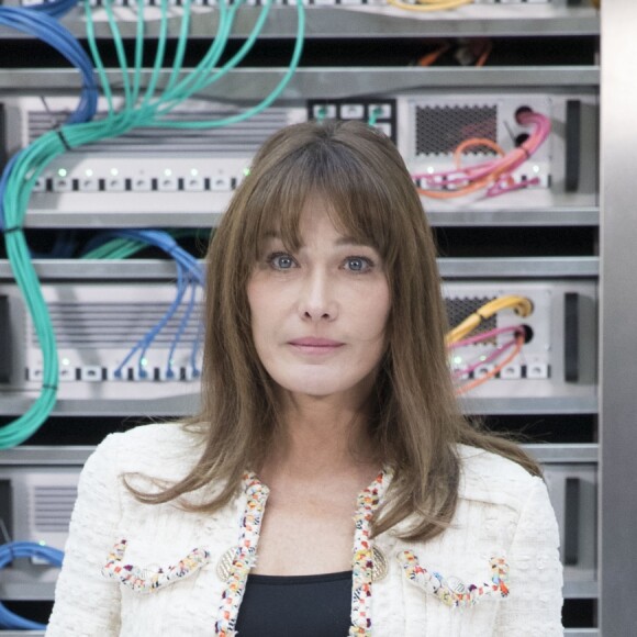 Carla Bruni-Sarkozy assiste au défilé de mode "Chanel", collection prêt-à-porter Printemps-Eté 2017 au Grand Palais à Paris, le 4 octobre 2016.