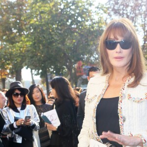 Carla Bruni-Sarkozy assiste au défilé de mode "Chanel", collection prêt-à-porter Printemps-Eté 2017 au Grand Palais à Paris, le 4 octobre 2016.