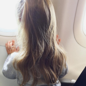 Giulia, la fille de Carla Bruni-Sarkozy et Nicolas Sarkozy rentre de vacances le 1er novembre 2016.