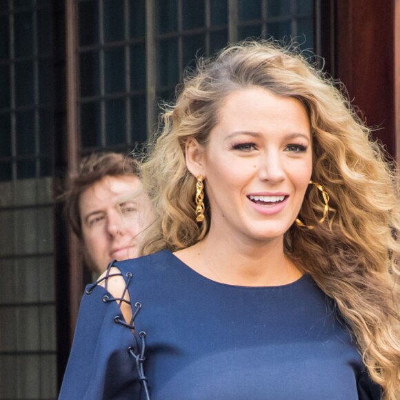 Blake Lively, enceinte de son deuxième enfant, en minirobe bleue à New York le 22 juin 2016.